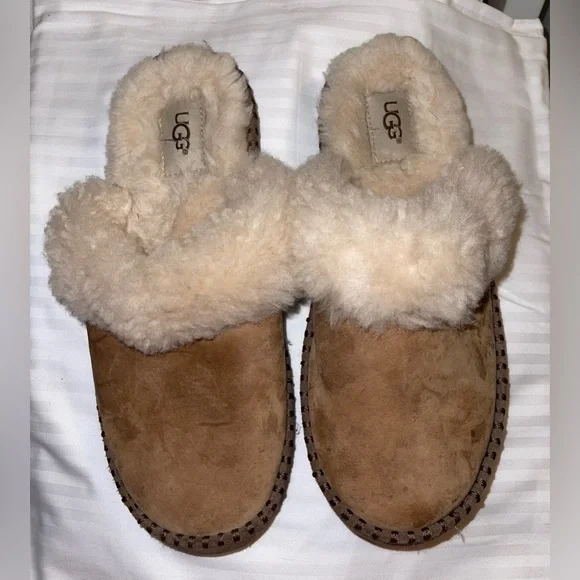 Ugg aira online slippers size 8